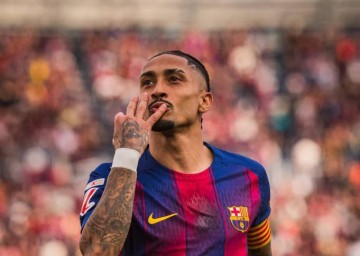 开云电脑版-拉菲完成生涯第3帽，且为近50年第2位西甲对塞维戴帽巴萨球员